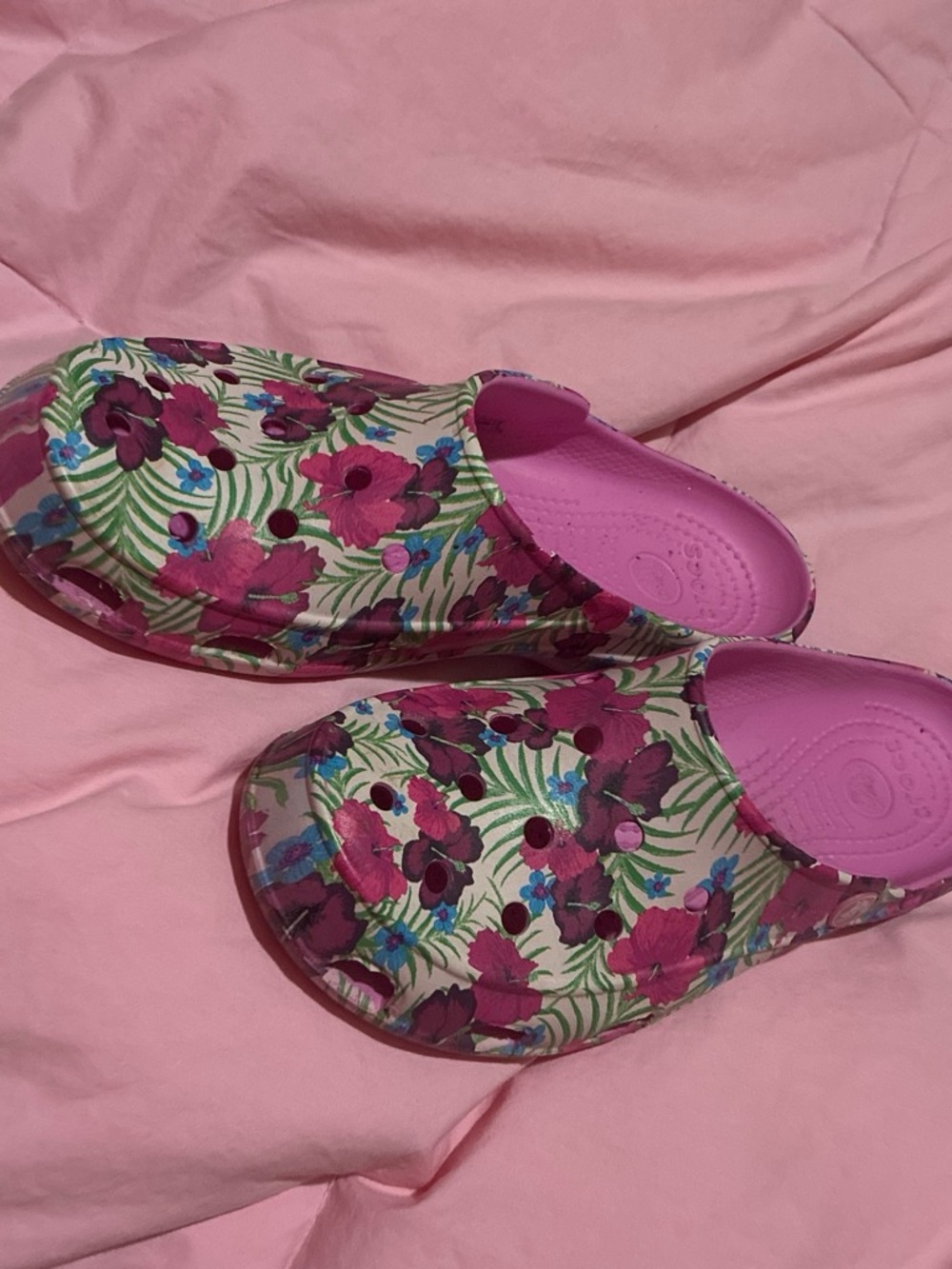 Women’s Freesail Pink Floral Crocs - Size 8 - Picture 3 of 4